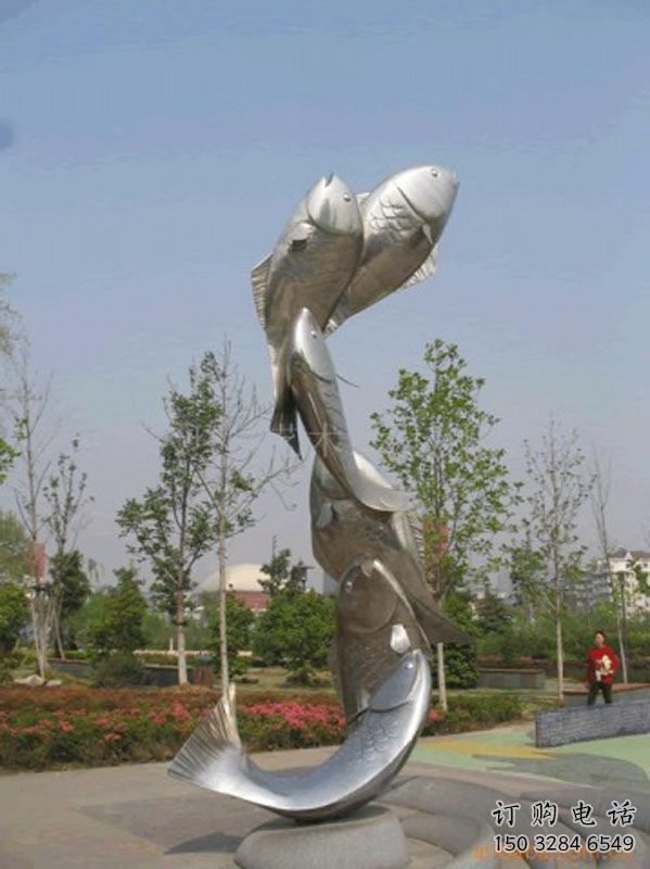不銹鋼群魚雕塑廠家 魚群雕塑小品 群魚雕塑實(shí)景圖