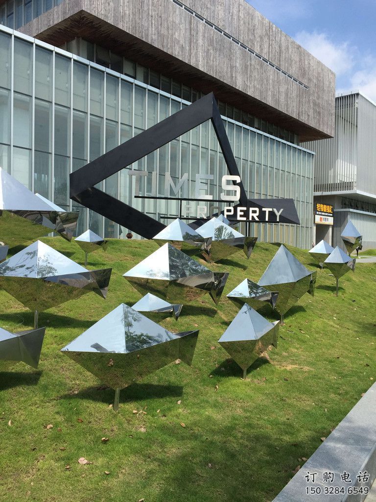 棱面魚雕塑廠家 不銹鋼棱面魚雕塑實(shí)景