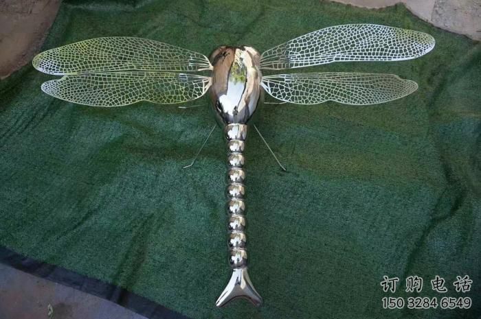 幼兒園蜻蜓雕塑廠家 卡通鏡面小品 室內(nèi)異形蜻蜓雕塑