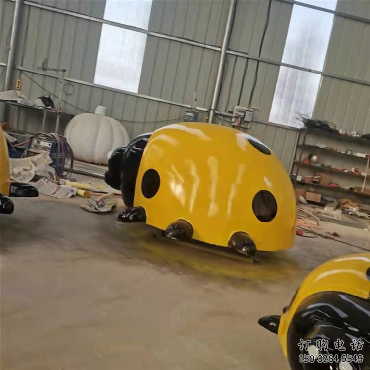 噴漆甲殼蟲雕塑廠家 卡通廣場(chǎng)小品 草地切面甲殼蟲雕塑