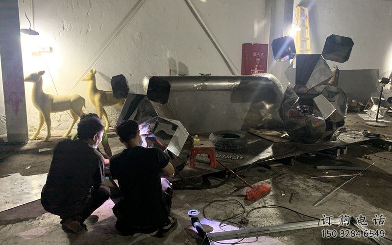 鍛造老鼠雕塑廠家 現代抽象擺件 草地切面老鼠雕塑