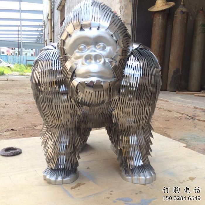 商場(chǎng)大猩猩雕塑廠家 中式戶外小品 酒店拉絲大猩猩雕塑