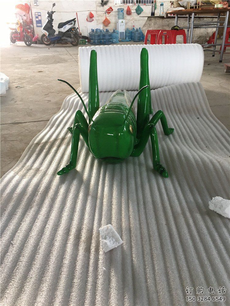 異形蟈蟈雕塑廠家 現(xiàn)代仿真擺件 酒店拉絲蟈蟈雕塑