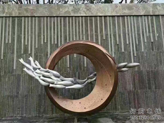 商場魚跨環雕塑廠家 中式室內小品 酒店拉絲魚跨環雕塑
