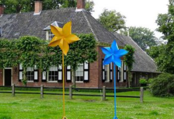 村口風車雕塑加工廠家 啞光風動雕塑 公園旋轉雕塑