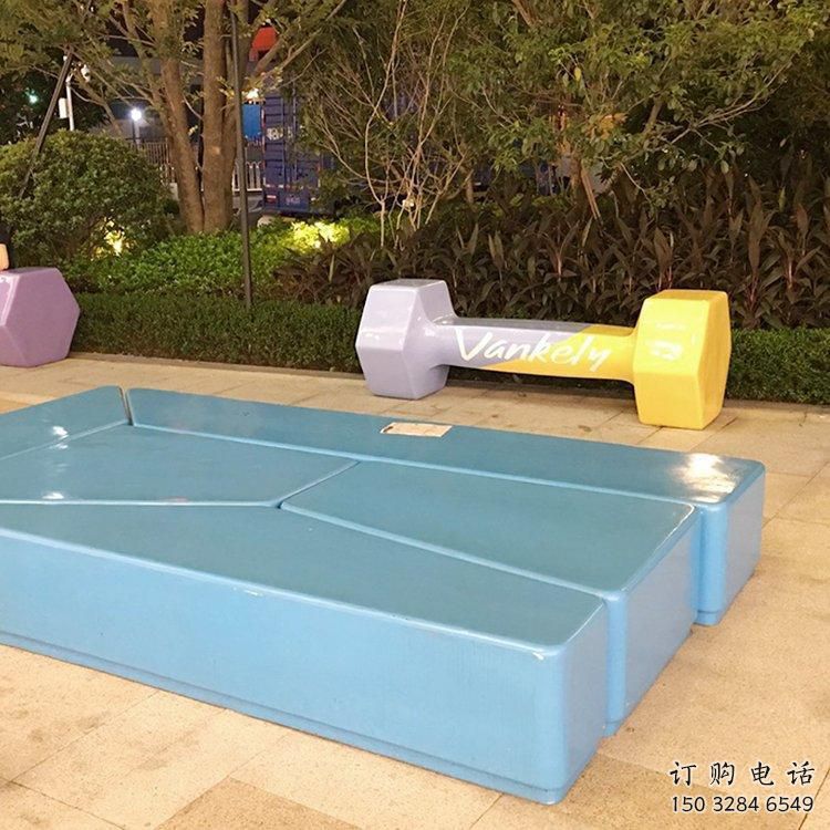 仿真啞鈴坐凳雕塑，藝術(shù)美陳設(shè)計