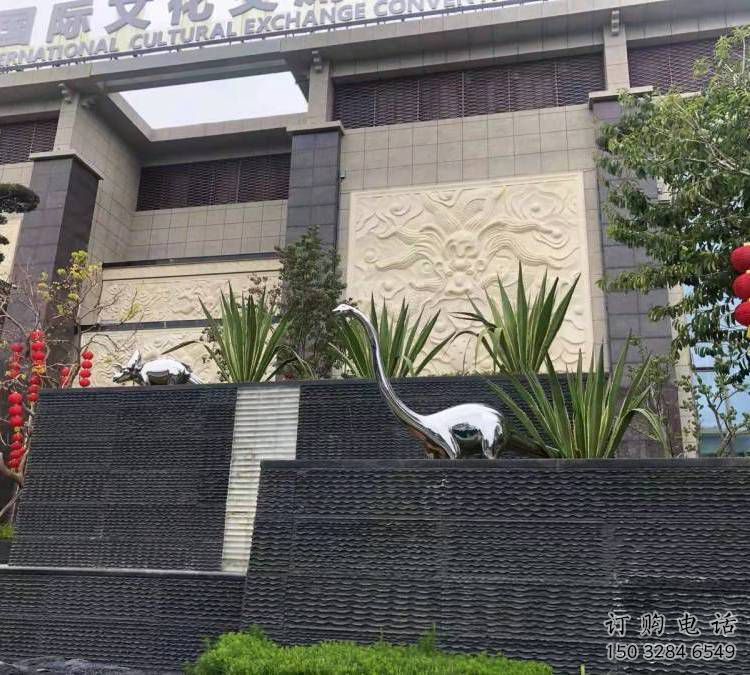 廣場(chǎng)恐龍雕塑供需，廣場(chǎng)雕塑，景觀鏡面恐龍雕塑定制