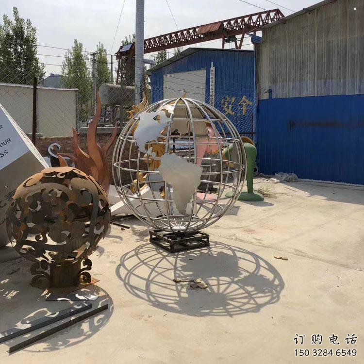 地球儀雕塑供應(yīng)，城區(qū)小品，鏡面地球儀雕塑制造商