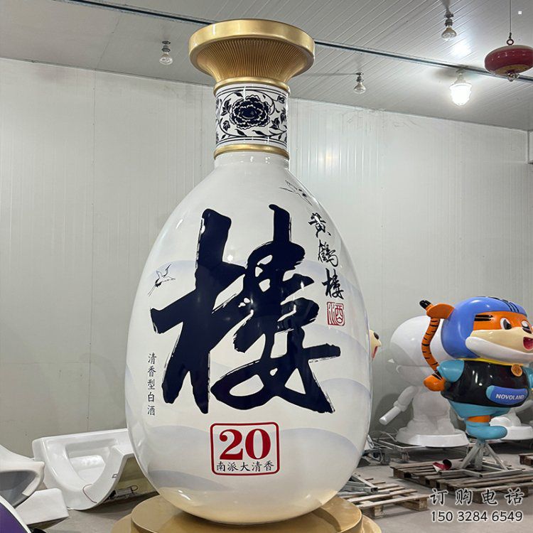 洋酒瓶雕塑承接，景觀雕塑，玻璃鋼洋酒瓶雕塑定制