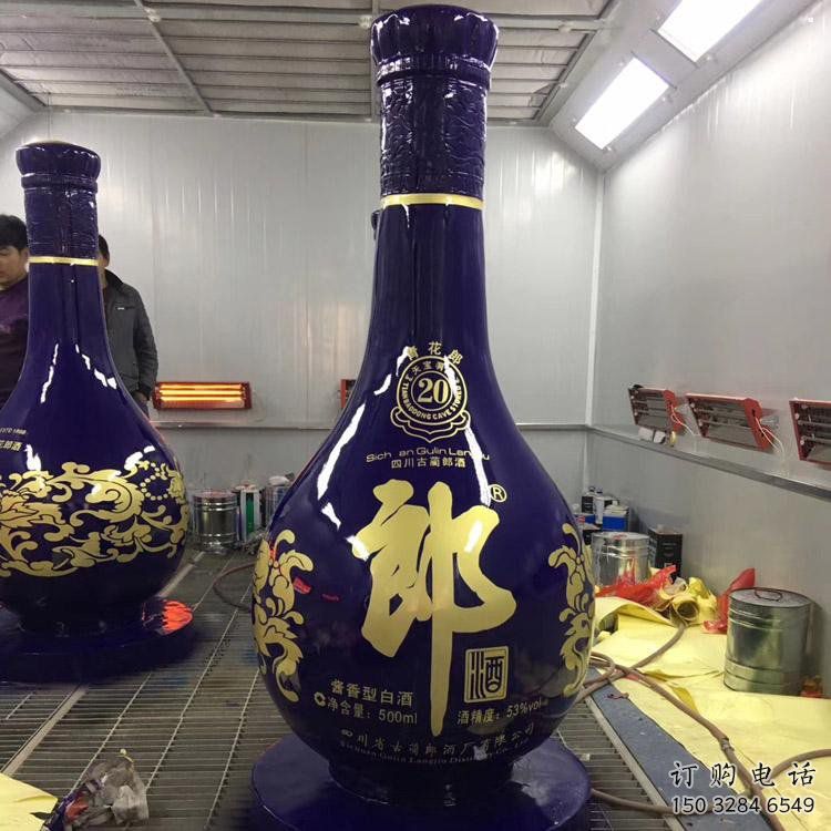 洋酒瓶雕塑選用，多彩藝術(shù)，玻璃鋼洋酒瓶雕塑展品
