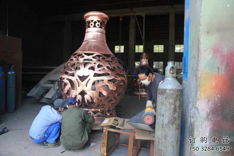 銅花瓶雕塑定做，廣場(chǎng)雕塑，室外銅花瓶雕塑提供
