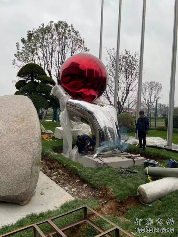 火球雕塑定制，景觀雕塑，廣場(chǎng)手托火球雕塑廠家