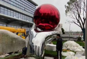 手托圓球雕塑精選，透雕系列，不銹鋼手托圓球雕塑提供