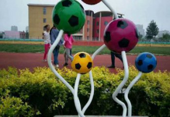 步行街足球雕塑