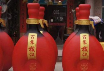 洋酒瓶雕塑點擊，地標擺件，玻璃鋼洋酒瓶雕塑承接