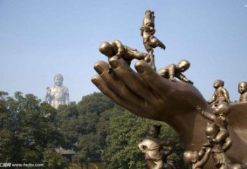 小孩雕塑精選，彩鋼制作，戶外手托小孩雕塑廠家