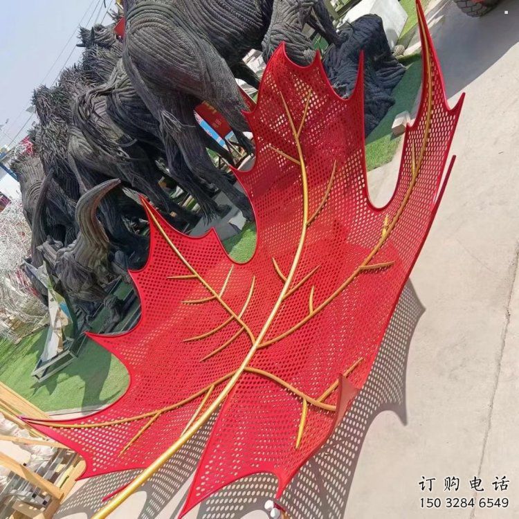 鏤空楓葉雕塑制造，街景小品，鐵藝楓葉雕塑廠家優(yōu)價(jià)
