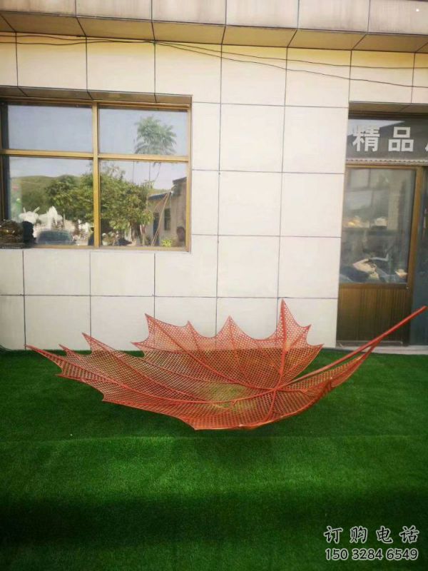 鏤空樹葉雕塑制造，藝術(shù)擺件，鐵藝樹葉雕塑訂做廠家