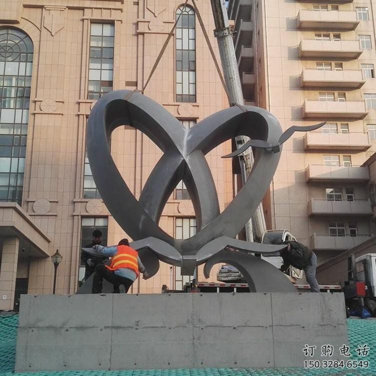 景觀心形雕塑選定，美陳雕塑，現(xiàn)代鏡面心形雕塑優(yōu)選