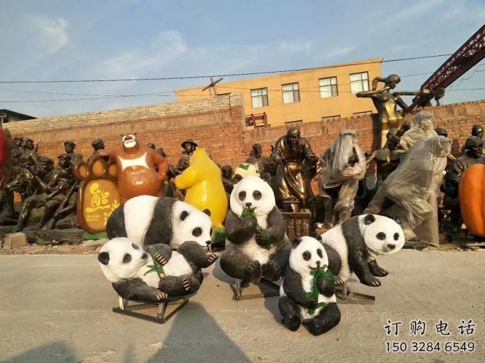 金屬熊貓雕塑制作，陸地擺件，仿真熊貓雕塑制造商