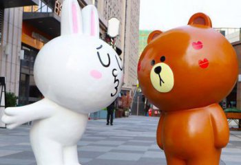 亳州步行街布朗熊雕塑，玻璃鋼動物雕塑，卡通方式