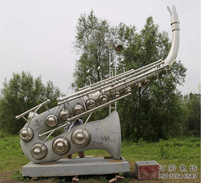 阿里街頭薩克斯雕塑