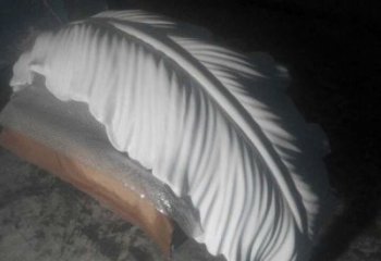 尖草坪羽毛雕塑供應(yīng)，花園小品，酒店玻璃鋼羽毛雕塑展品