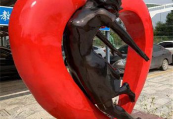 萬州草地心形人物雕塑